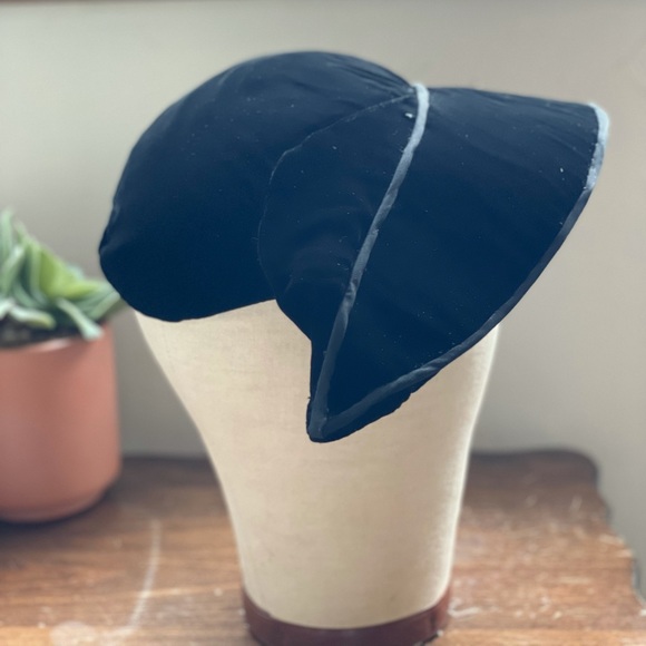 Vintage | Black Velvet Flapper Cloche Hat | O/S - Picture 8 of 15